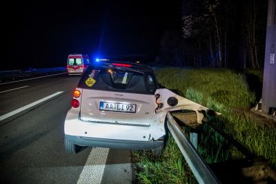 Schorndorf: Smart landet in der Leitplanke - Fahrer verletzt mit Notarzt ins Krankenhaus